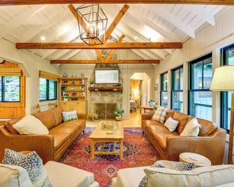 Tranquil Highlands Cottage with Fire Pit and Stream! - Highlands - Huiskamer