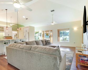 Pet-Friendly Fort Pierce Home w/ Screened Porch! - Fort Pierce - Wohnzimmer