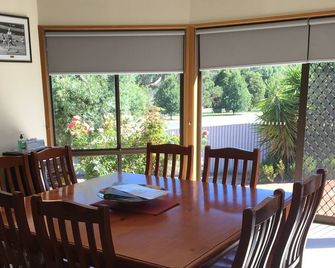 Spacious and comfortable stay. Min 2 night stay. The perfect family stay. - Myrtleford - Comedor