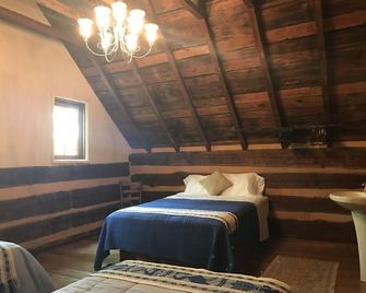 Unique Historical log cabin with private beach and 300 ft. of waterfrontage. - Huddleston - Habitación