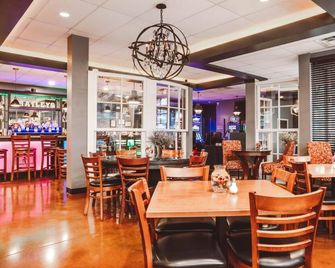 Charming Stay with Kitchenette l Onsite Library, Gym Access & Garden Firepits - Zion - Restaurant
