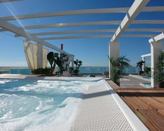 هوتل أوريزونتي - جيسولو - حوض السباحة