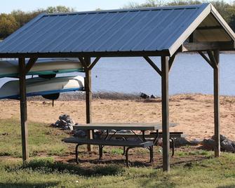 Cute Shawnee Twin Lakes home sleeps 10&has it all! - Shawnee - Patio
