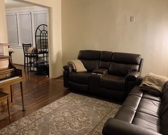 Squirrel Hill home, sleeps 11. 10 min to Oakland & Downtown. - Pittsburgh - Living room