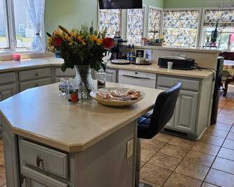 Your vacation home of 4200sq ft Millsboro.Pet friendly,Private Pool Jacuzzi etc - Millsboro - Comedor