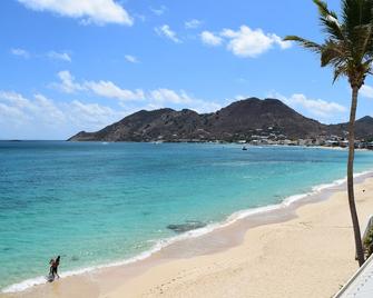 studio nine feet in the water. New condo feet in water. - Dutch Cul de Sac - Beach