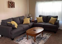 Spacious 4 bedroom Home in Belvedere subdivision - Beatrice - Living room