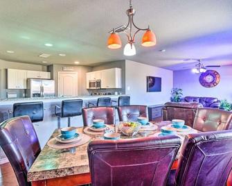 Luxury Modern Home near Downtown/Arlington w/Coffee bar and more. - Lancaster - Dining room