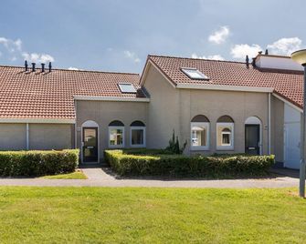 Renovated Bungalow nr Beach - Noordwelle - Building