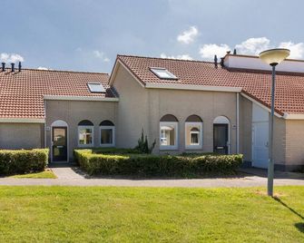 Renovated Bungalow nr Beach - Noordwelle - Building
