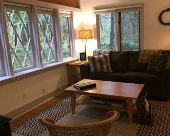 Quiet, Cozy Cottage in the Woods with Large Outdoor Area - Welches - Living room