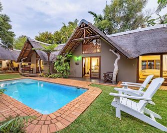 Mhlati Guest Cottages - Malelane - Piscina