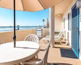 Relaxing Beach Getaway With Balcony & Pool Access | Walk to Beach - Oceanside - Balkon