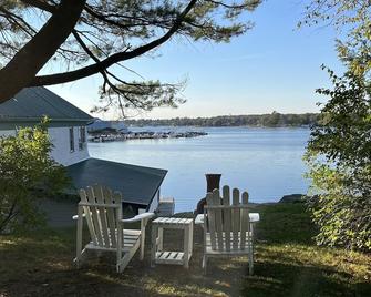 Sunny cottage built over the water on the St. Lawrence River - Clayton - Patio