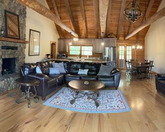 Leles Lodge -Modern Log Cabin Sleeps 13 - Steinhatchee - Sala de estar
