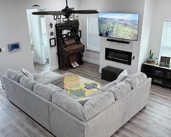 Wanderlust House - Shreveport - Living room