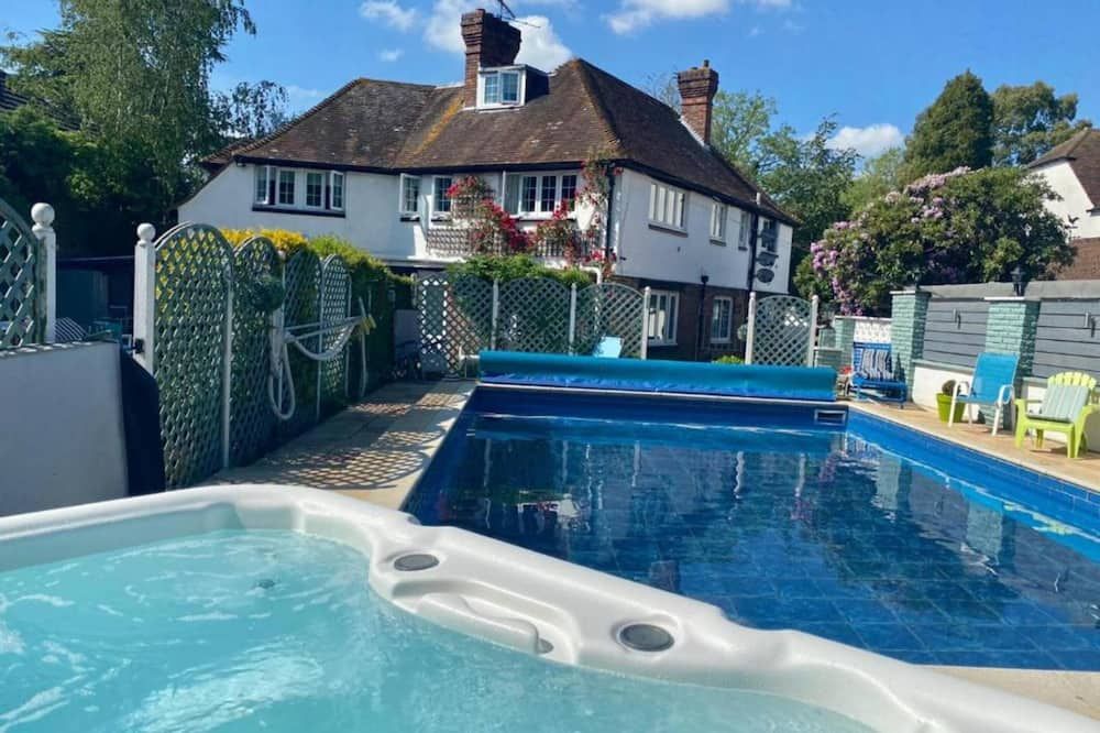 Hazelwick - הורלי - בריכה