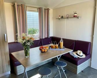 Camping le Pressoir - Petit-Palais-et-Cornemps - Salle à manger