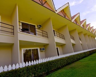 Camp Holiday Resort & Recreation Area - Island Garden City of Samal - Edificio