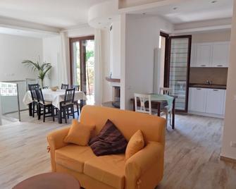 S083 - Sirolo, new five-room apartment with garden - Sirolo - Wohnzimmer