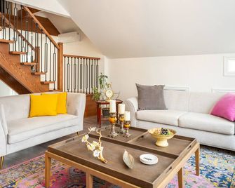 Lakeview 3-Story Family Cottage | 4BR Retreat in Georgina - Georgina - Living room