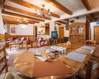 Madame Vacances Chalet Morgane - La Perriere - Dining room