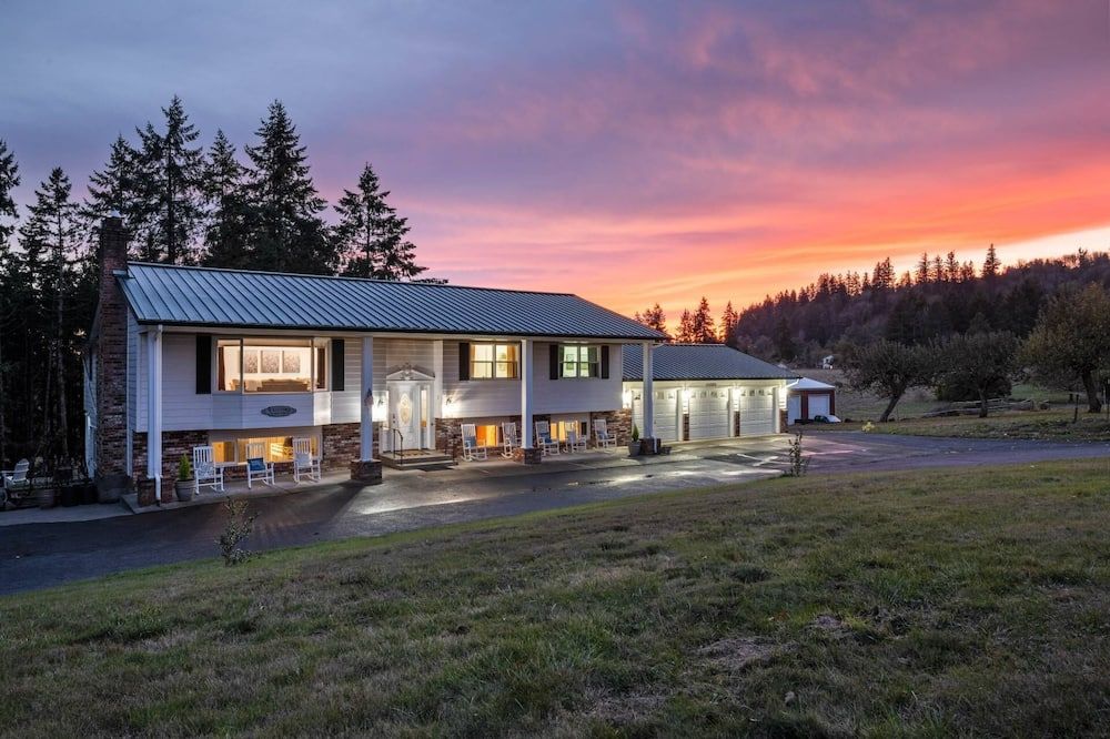 Estate Surrounded By Trees, Hills, and Farmland, w/ Fire-Pits, Air Hockey, Foosball, BBQ, Pet-Friend