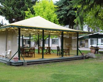 Kokanee Beach Resort Motel - Lake Country - Patio