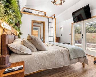 Romantic Luxury Retreat hot cold pool & sauna - Wimberley