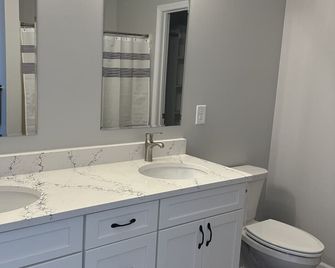 The Snowman Suite - Lexington - Bad