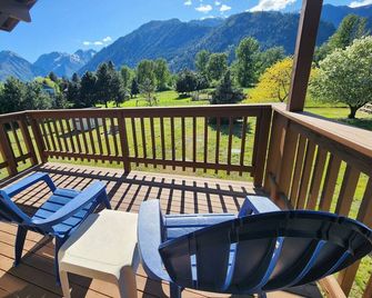 Family Mountain View Chalet-new hot tub, AC, ROKU and views - Leavenworth - Balcon