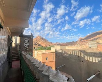 Red Rocks Guest House - Oulad Akkou - Balcón