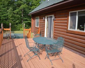 Beautiful Ponderosa Pine Log Cabin - Northwoods Retreat On 10 Acres - Ladysmith - Patio