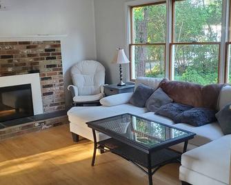 Spacious 4-bedroom house in charming Manahawkin right next to LBI with WiFi, AC - Manahawkin - Living room