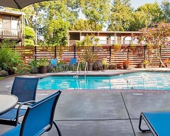 Eco-Friendly Unit with Outdoor Heated Pool, Free Breakfast & Parking - Palo Alto - Pool