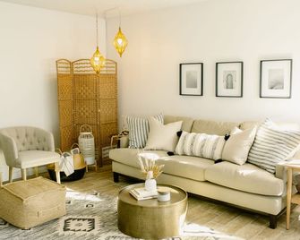 Casablanca - Moroccan Inspired Apartment In Sw - Bakersfield - Salon