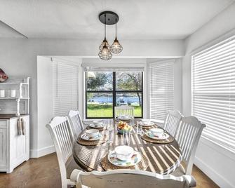 Lakefront Paradise With Firepit - Marble Falls - Dining room