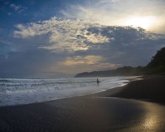 Casa Luna Tropical Beachfront Home At Luna Negra In Beautiful Playa Cambutal - Cambutal - Playa