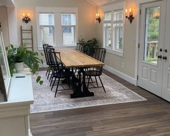 Beautiful Cottage With Water Access and Kayaks! - Sturgis - Dining room