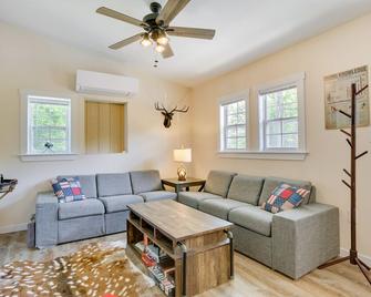 Secluded Poconos Cabin 75 Acres and Fire Pit! - East Stroudsburg - Living room