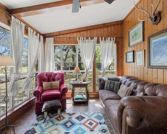 80 acre Ranch with Private Creekfront Cabin - Llano - Sala de estar