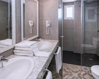 Hotel Oasis Park Splash - Calella - Bathroom