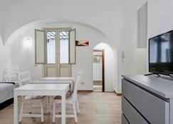 Trinita' 57 Apartments by Wonderful Italy - Catania - Comedor
