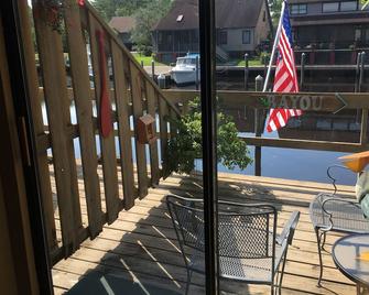 Longer Term Rental Only!! Waterfront 3 Bedroom On The Bayou / Private Boat Slip! - Slidell - Balcony
