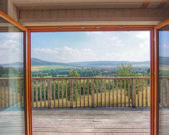 Hotel Waldquelle - Baumhaushotel Aerzen - Aerzen - Balcony