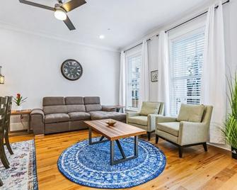 Hosteeva Stunning 4 BR Condo w Pool Steps to St Charles Ave - New Orleans - Living room