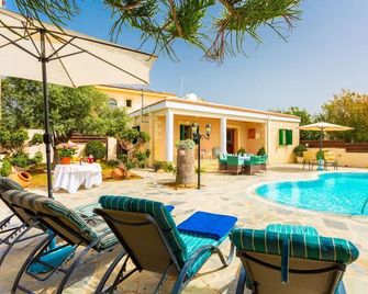 Villa Constantinos - Three Bedroom Villa, Sleeps 6 - Ayia Marina Khrysokous - Piscina