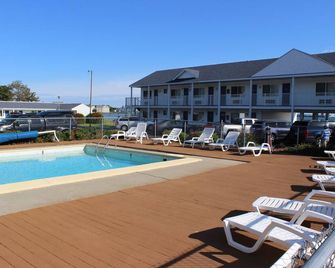 Sunrise Beach Motel - Mackinaw City - Pool