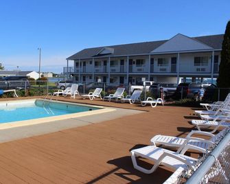 Sunrise Beach Motel - מקינאו סיטי - בריכה