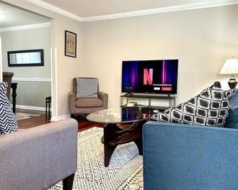 4-bedroom vacation home just 9 minutes drive to Tysons Corner Center - Fairfax - Living room